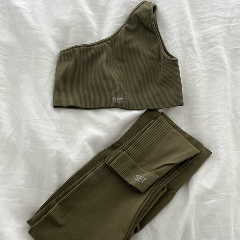 Sculpt flex Set Active bra and pants in color: Cactus